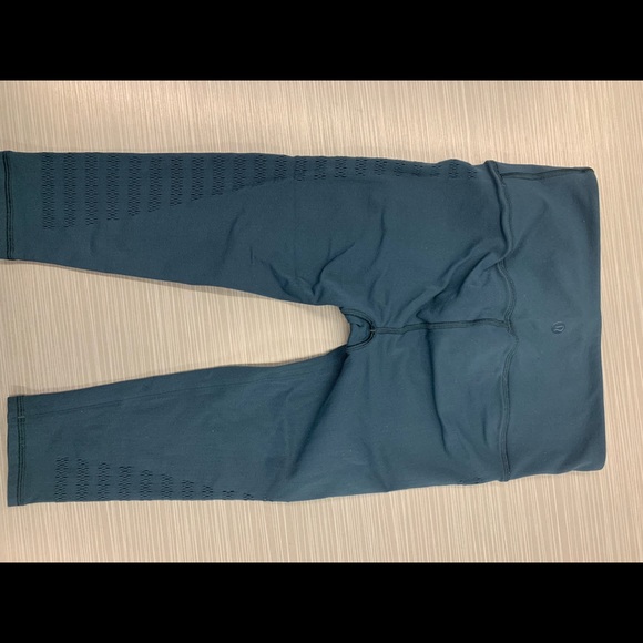 Lululemon crops - Picture 2 of 4